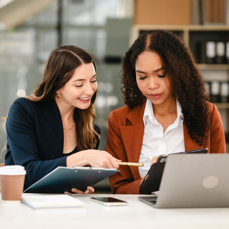 Collègues qui planifient leurs impôts en ligne