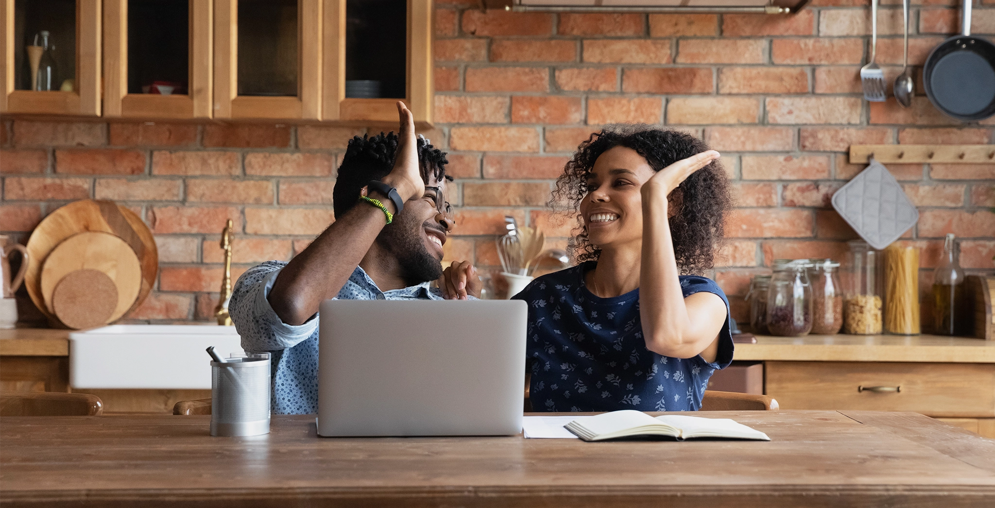 Couple faisant sa déclaration d'impôts suite à des conseils